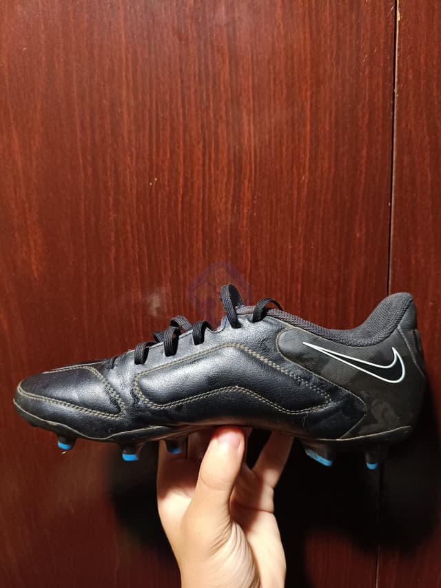 vendo chuteira Nike tempo 8 número 36, pouco usada, material de couro sintético. original do site