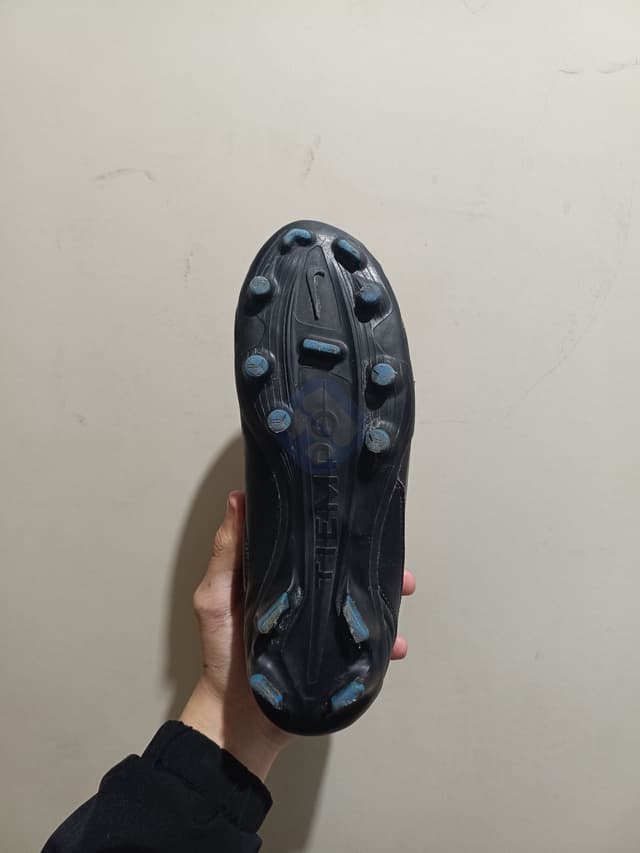 Chuteira Nike Tempo 9. Número 36/37. Material: Couro Sintético.