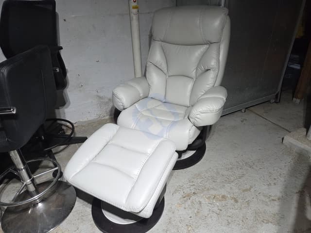 Leather lounge chair and ottoman