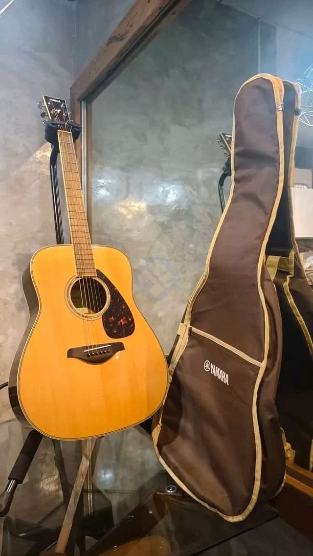 YAMAHA FG810