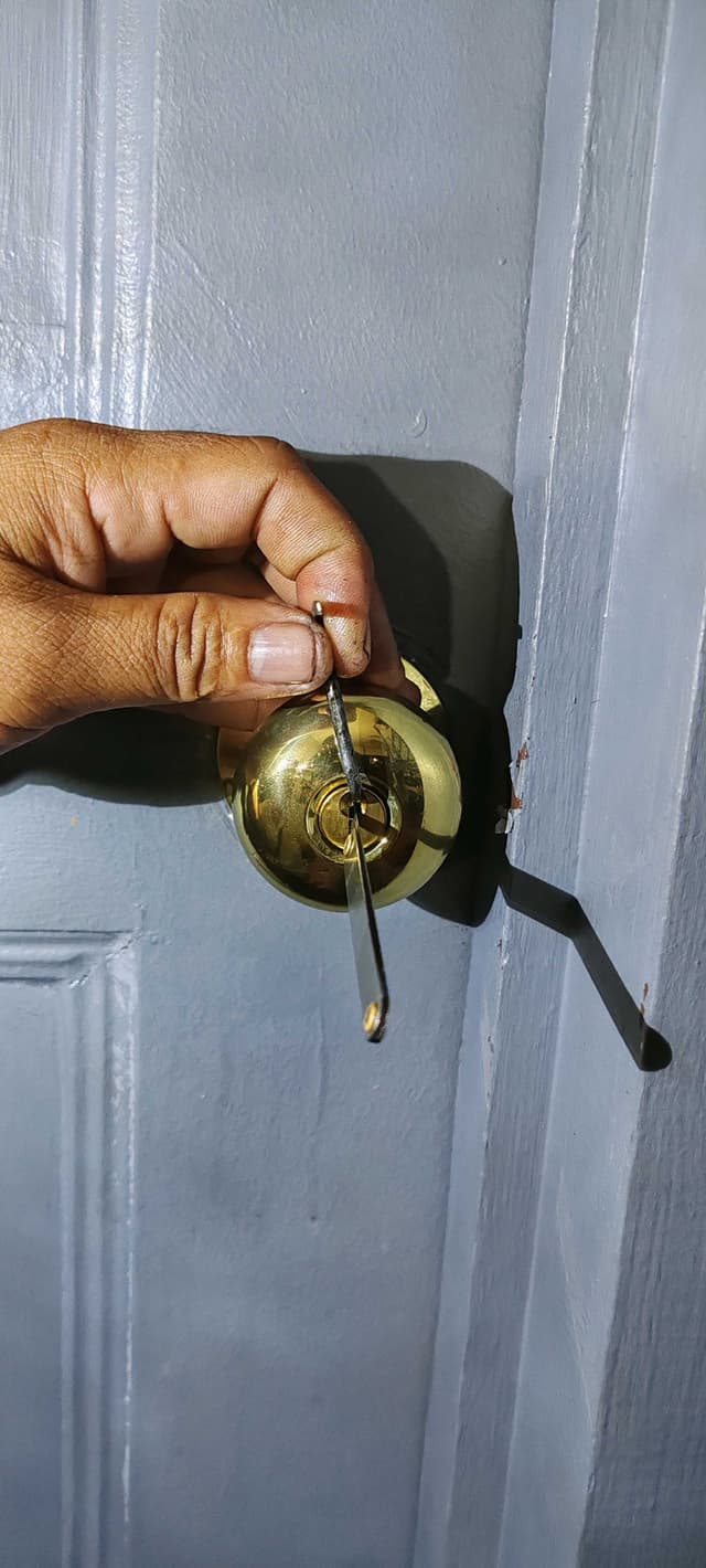 DOORKNOB LOCK OPENING