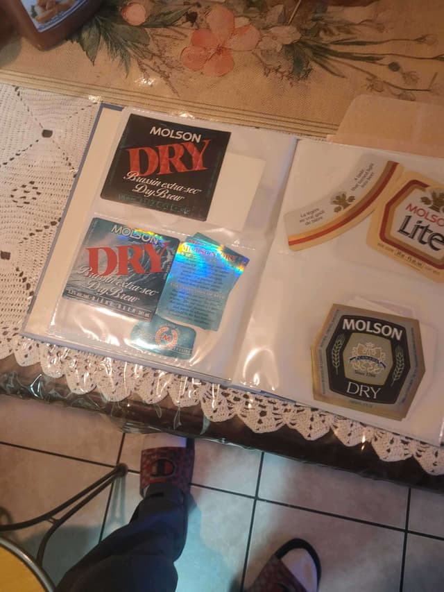 LARGE  COLLECTION  OF NEVER USED BEER LABLES